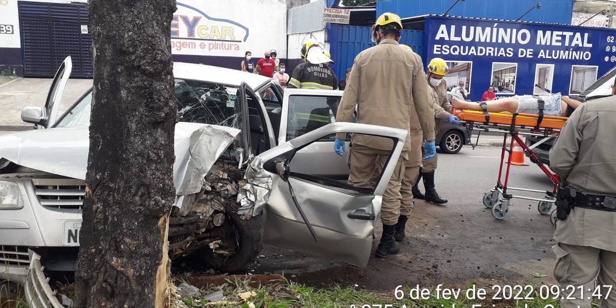 Motorista bate em árvore e fica ferido no Parque Amazônia