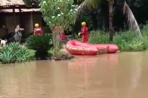 Bombeiros resgatam mulher que ficou ilhada dentro da própria casa em Goiânia