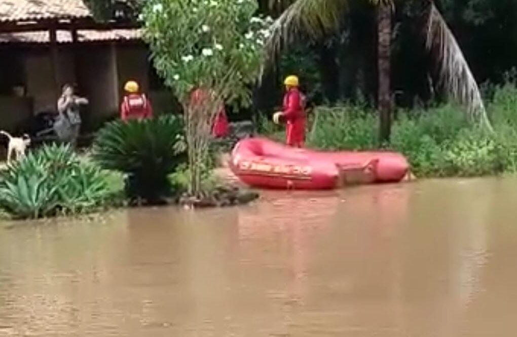 Bombeiros resgatam mulher que ficou ilhada dentro da própria casa em Goiânia