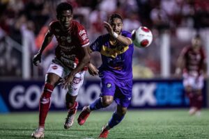 Moacir e Du Gaia disputando bola