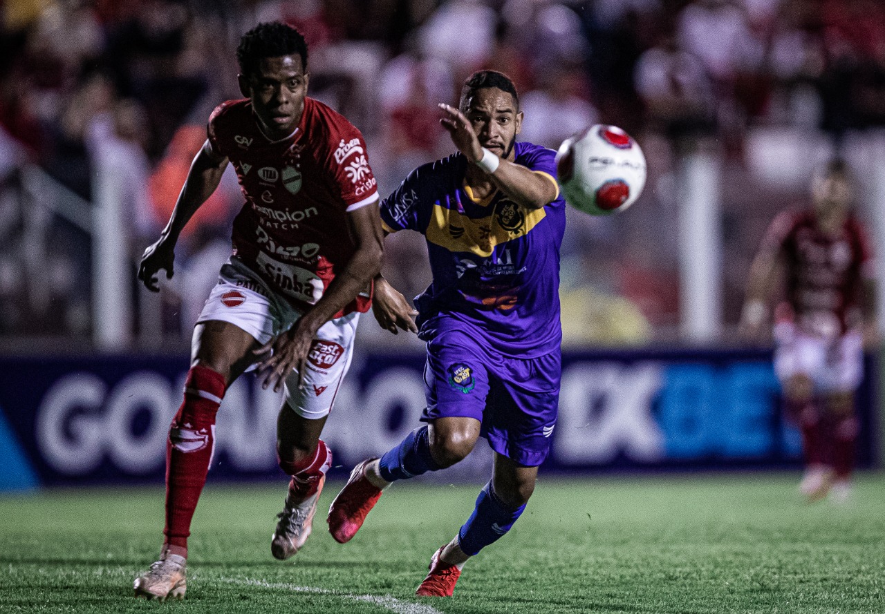 Moacir e Du Gaia disputando bola