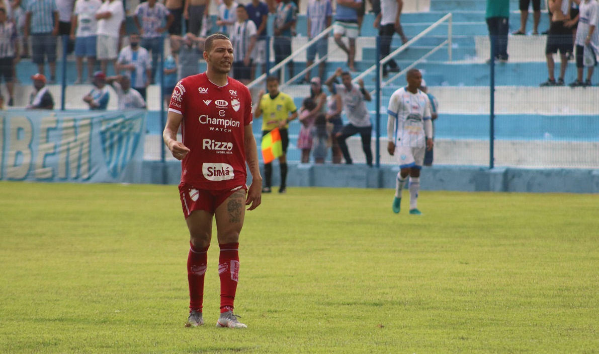 Atacante Clayton em jogo contra o Crac