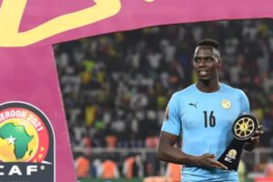 Mendy recebe o prêmio de melhor goleiro da Copa Africana de Nações