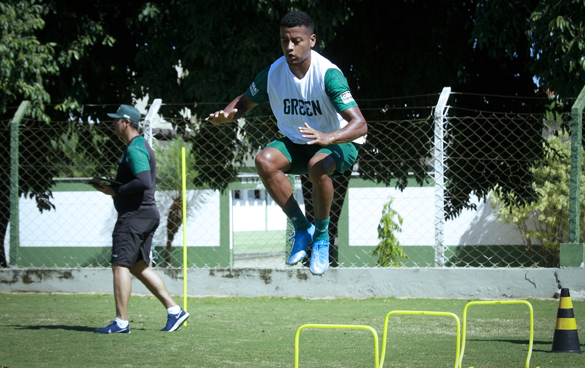 Maguinho realiza treino físico no Goiás
