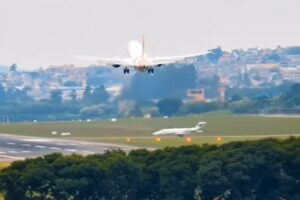 Manobra foi realizada após um jato avançar na pista. Avião arremete momentos antes de pousar no aeroporto de Guarulhos; vídeo