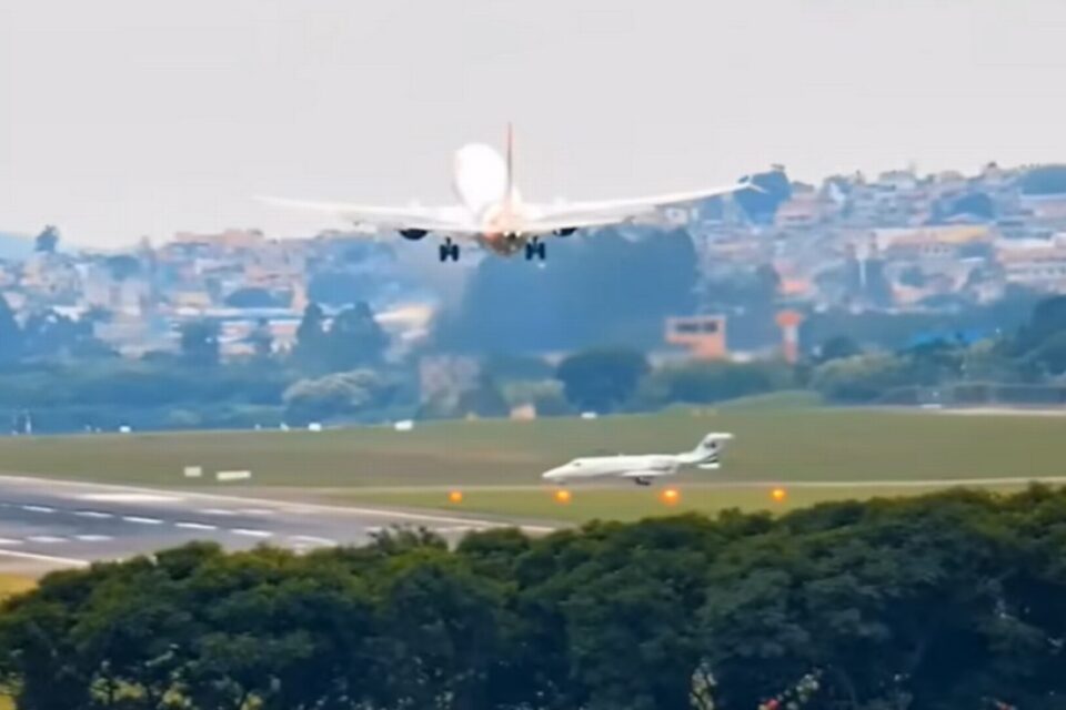 Manobra foi realizada após um jato avançar na pista. Avião arremete momentos antes de pousar no aeroporto de Guarulhos; vídeo