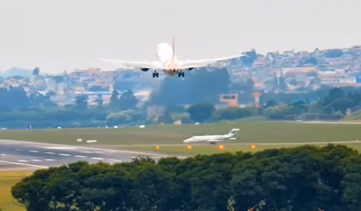 Manobra foi realizada após um jato avançar na pista. Avião arremete momentos antes de pousar no aeroporto de Guarulhos; vídeo