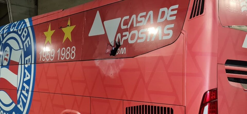 Ônibus que levava o Bahia ao estádio é atingido por uma bomba