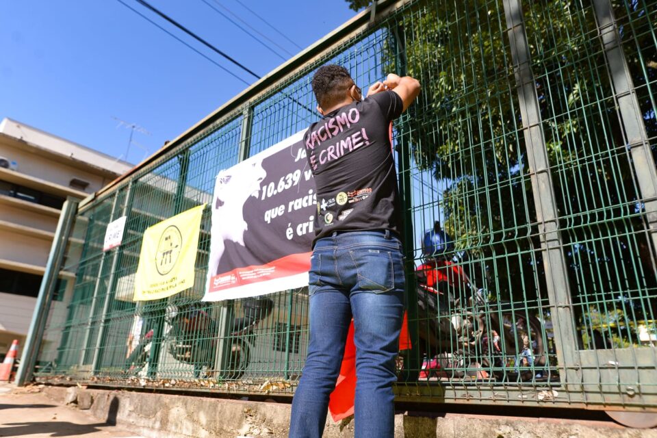 Um ato contra o racismo pede Justiça pelas mortes de quatro homens em Cavalcante, em uma ação da Polícia Militar (PM). (Foto: Jucimar de Sousa/Mais Goiás)