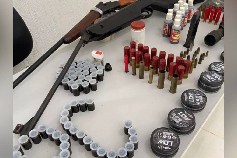 Um idoso de 70 anos está preso suspeito de usar o bar em que é dono para disfarçar o comércio de armas e munições, em Cabeceiras de Goiás