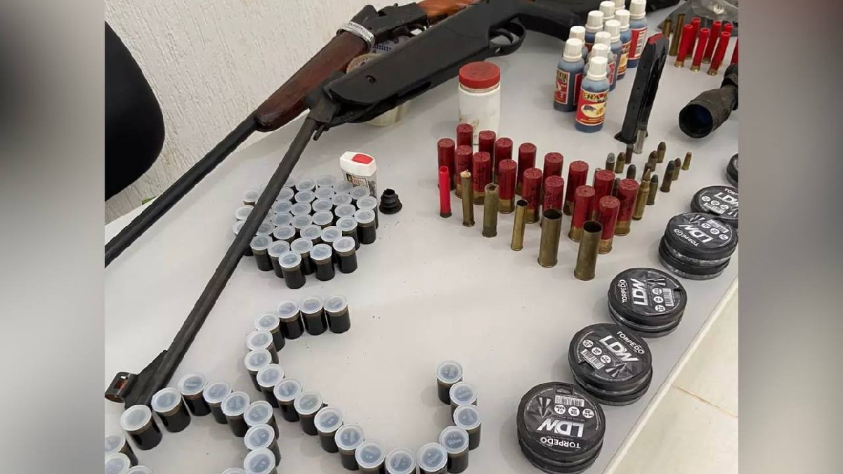 Um idoso de 70 anos está preso suspeito de usar o bar em que é dono para disfarçar o comércio de armas e munições, em Cabeceiras de Goiás