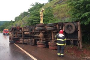 Motorista se fere após caminhão de combustível tombar na BR-050 em Araguari