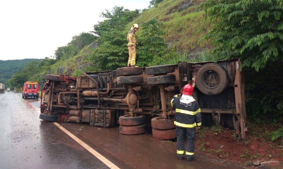 Motorista se fere após caminhão de combustível tombar na BR-050 em Araguari