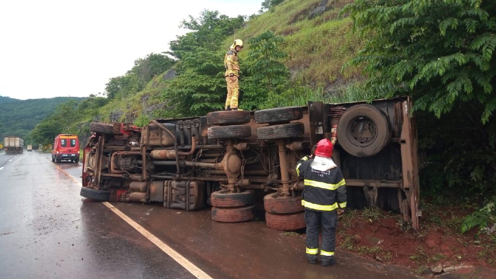 Motorista se fere após caminhão de combustível tombar na BR-050 em Araguari