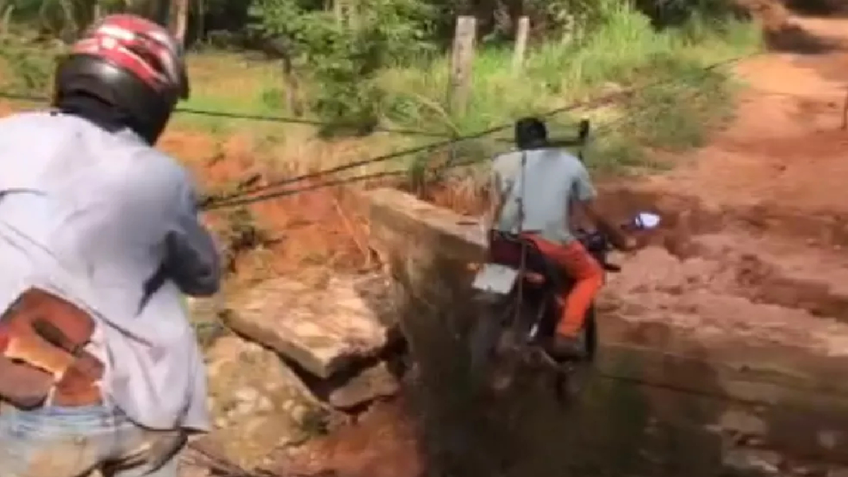 Moradores do município de Diorama, no Oeste de Goiás, improvisaram uma 'tirolesa' para conseguirem atravessar o Córrego das Vacas. A ponte que possibilitava a travessia cedeu após uma forte chuva que atingiu a região no dia 8 de janeiro.