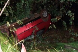 Carro cai em barranco e deixa motorista ferido em Goiânia