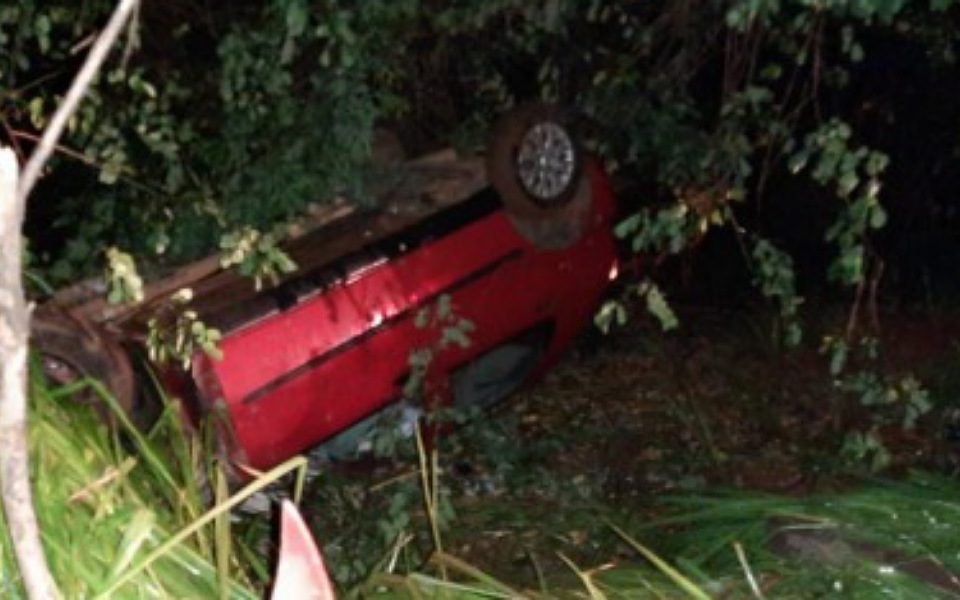 Carro cai em barranco e deixa motorista ferido em Goiânia