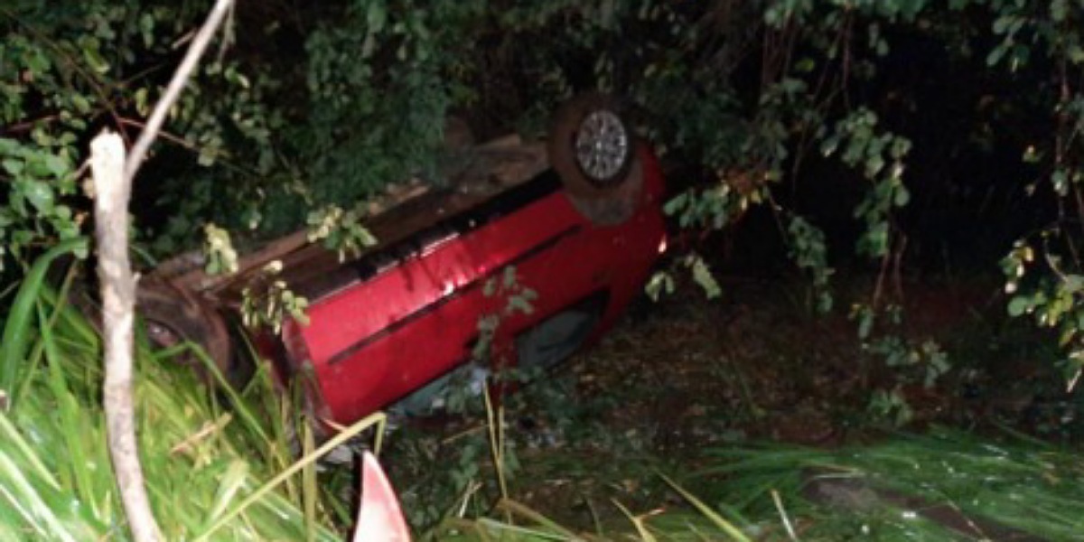 Carro cai em barranco e deixa motorista ferido em Goiânia