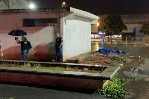 Um homem de aproximadamente 60 anos que, a princípio, vivia em situação de rua morreu esfaqueado no estacionamento da Rodoviária de Goiânia