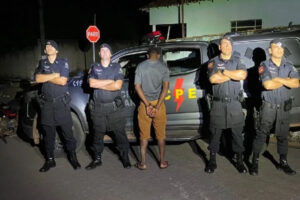 A Polícia Militar (PM) prendeu um homem de 39 anos suspeito de matar a ex-esposa esfaqueada na cidade de Cristianópolis, Sudeste de Goiás. Logo depois do crime, nesta quinta-feira (17), o homem fugiu em uma moto. A polícia o encontrou cerca de quatro horas depois, enquanto ele trafegava pela GO-020, na cidade de Santa Cruz de Goiás.