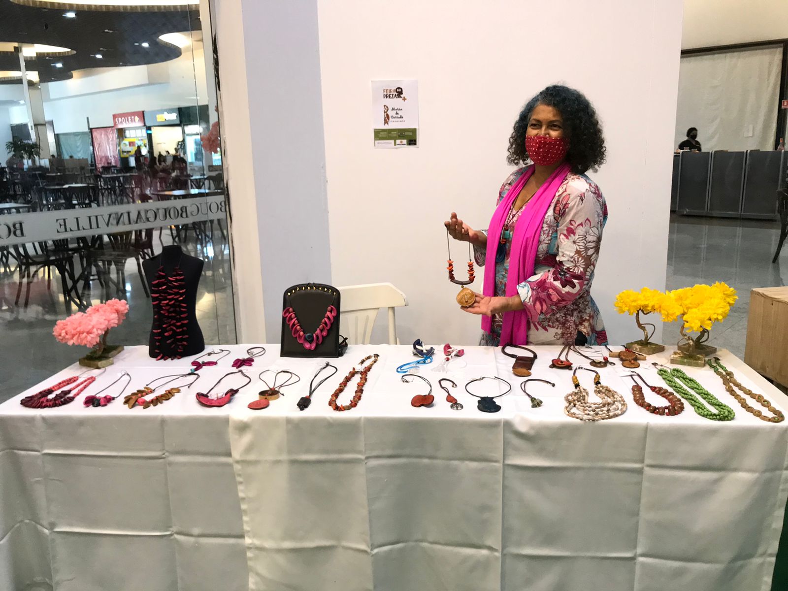 A Feira das Pretas em Goiânia chega em sua 6ª edição, com presença de várias expositoras locais 