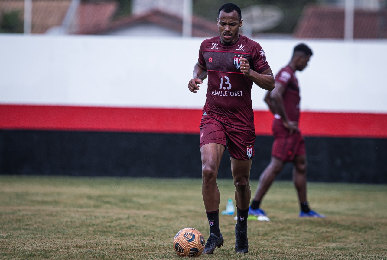 Marlon Freitas treinando no CT