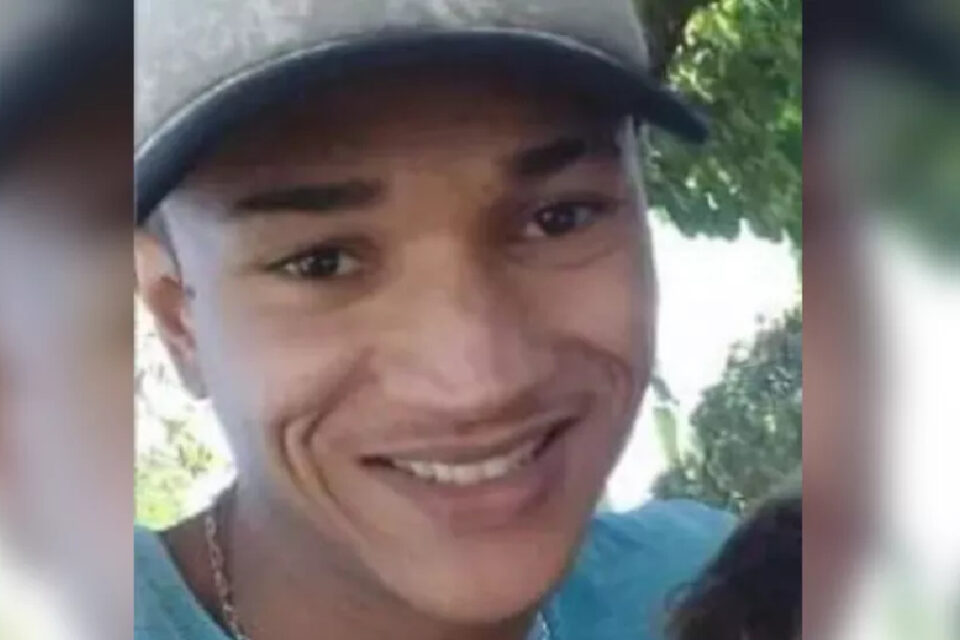 A Polícia Civil concluiu a investigação e indiciou um homem suspeito de esfaquear o cunhado, Evandro Silva Nogueira, de 27 anos. O crime aconteceu no dia 8 de fevereiro, aniversário de Evandro, na cidade de Marzagão, no Sul de Goiás. Segundo as investigações, a vítima estava discutindo com a mãe sobre a linguiça do jantar ter acabado, quando então o cunhado se revoltou e o esfaqueou pelas costas.