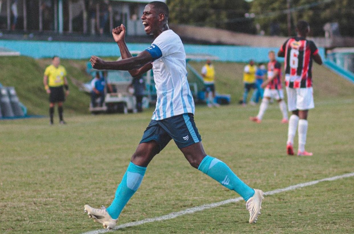 Bruno Cruz comemorando gol