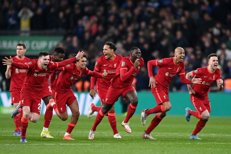 Jogadores do Liverpool comemoram título da Copa da Liga