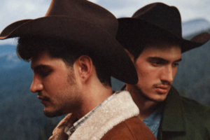 Jão recria romances marcantes do cinema e da cultura pop no clipe de Idiota