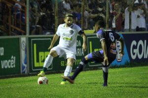 Elvis tenta passar pela marcação do jogador do Goianésia