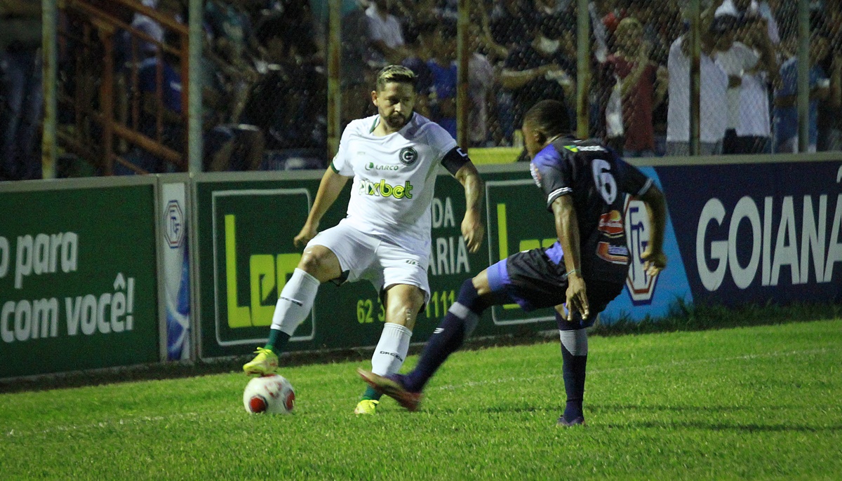 Elvis tenta passar pela marcação do jogador do Goianésia