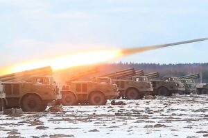 Volodymyr Zelenski diz que sanções adotadas são insuficientes. Mísseis russos atingem Kiev; presidente pede ajuda internacional