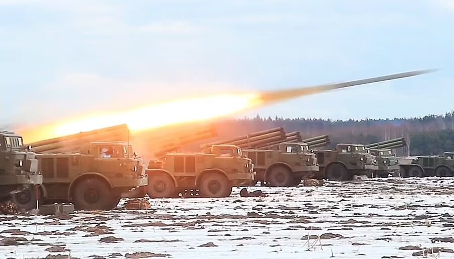 Disparo de mísseis em exercício militar anterior à campanha russa contra Kiev