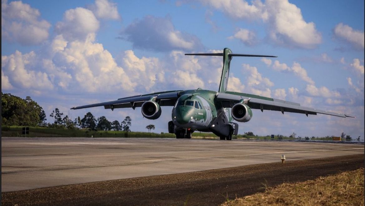 Dois aviões multimissão KC-390 Millenium foram colocados de prontidão para um possível transporte de brasileiros evacuados da Ucrânia. (Foto: divulgação/FAB)