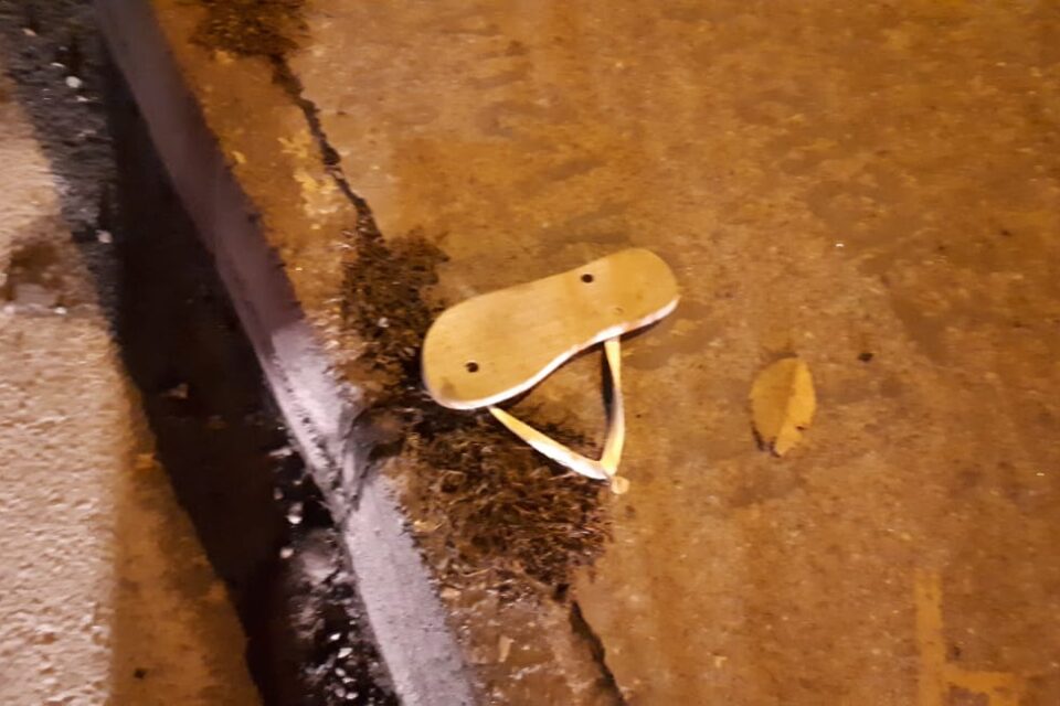 Testemunhas afirmam que adolescente se desequilibrou por causa de um chinelo e foi atropelado na sequência