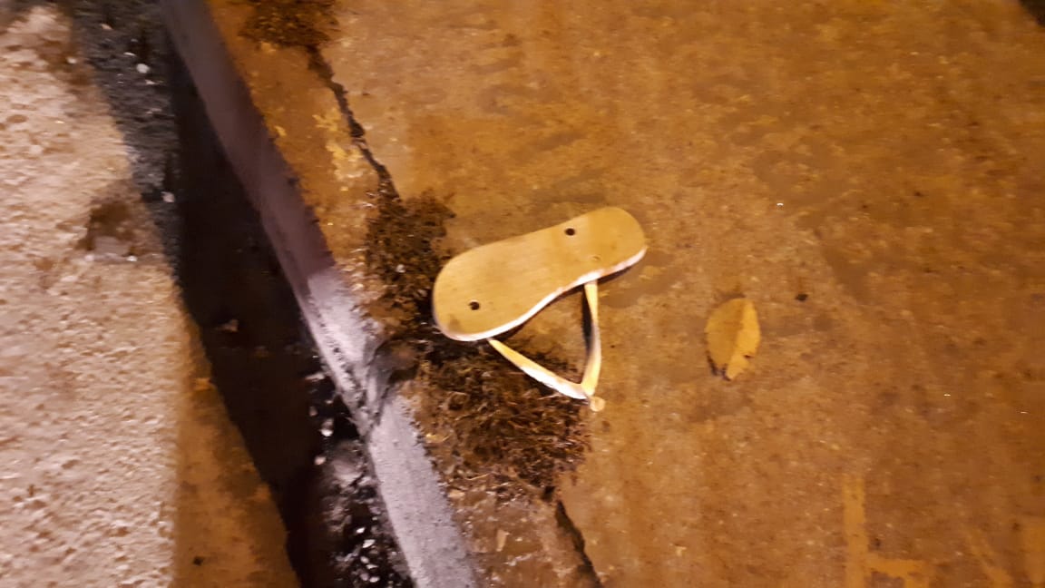 Testemunhas afirmam que adolescente se desequilibrou por causa de um chinelo e foi atropelado na sequência