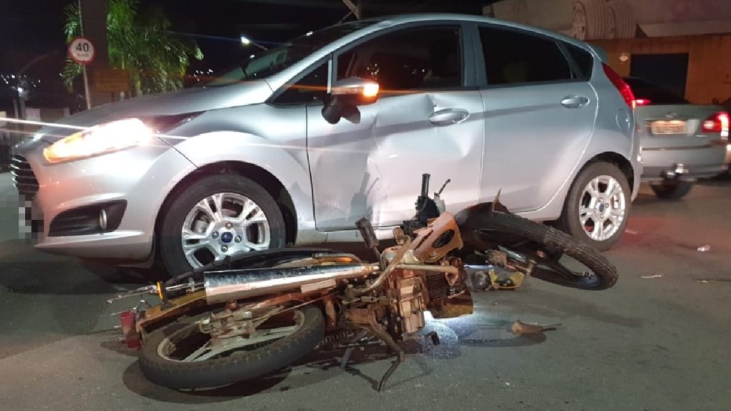 A bordo de uma moto, jovem de 16 anos se acidenta e fratura mandíbula em Catalão (Foto: Corpo de Bombeiros)