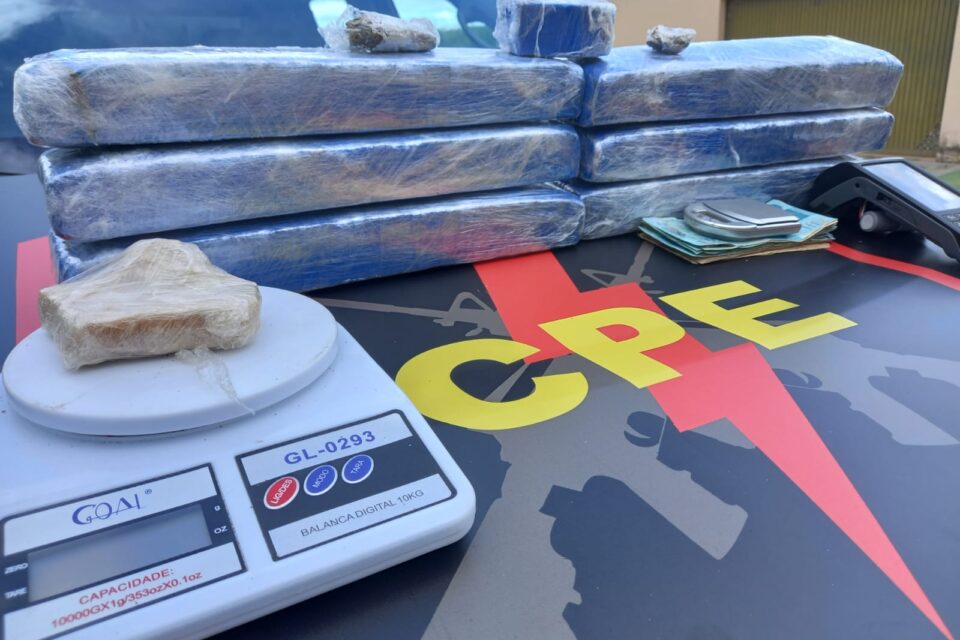 Itens apreendidos na residência (Foto: Divulgação/CPE)