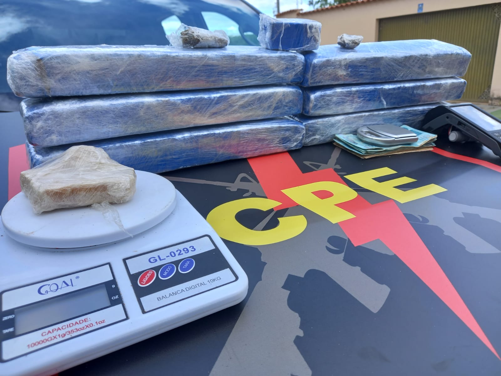 Itens apreendidos na residência (Foto: Divulgação/CPE)