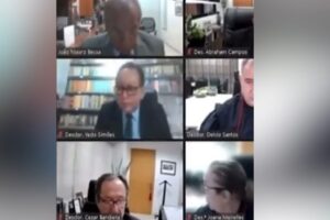 Desembargador derruba fundo com falsa biblioteca durante sessão