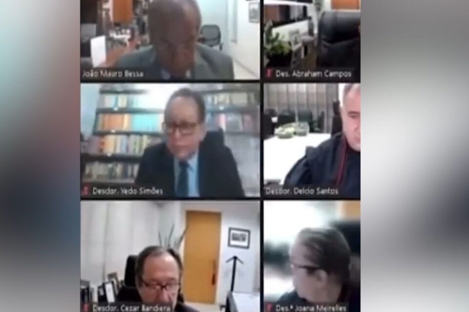 Desembargador derruba fundo com falsa biblioteca durante sessão