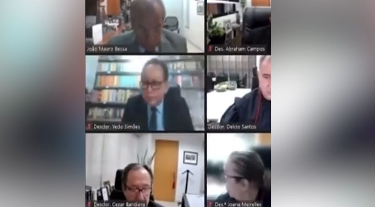 Desembargador derruba fundo com falsa biblioteca durante sessão