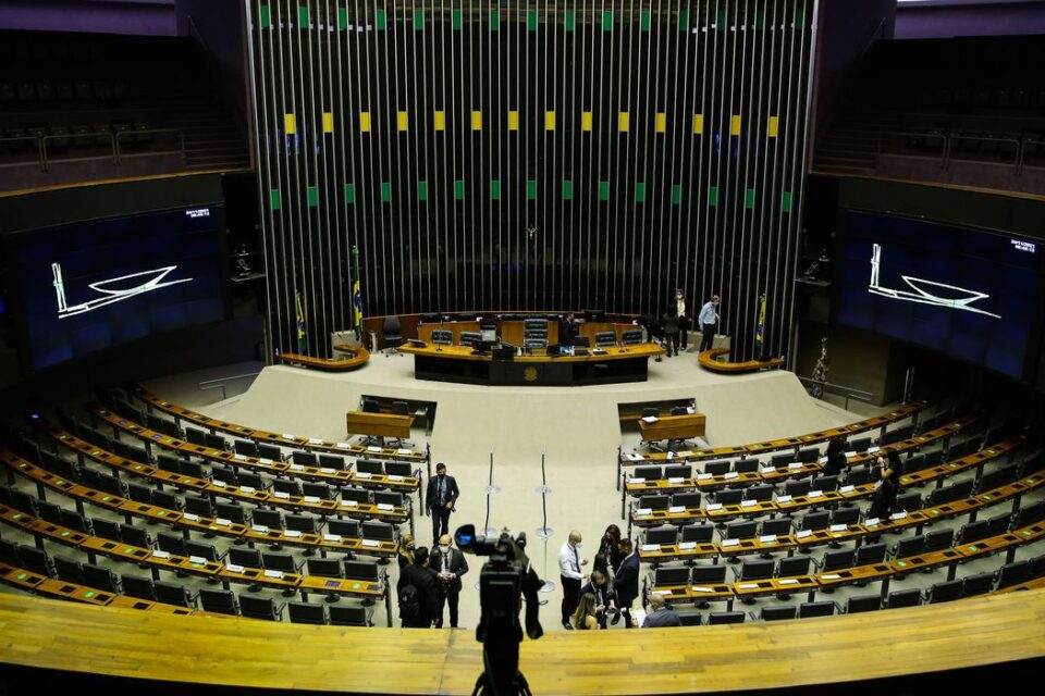 Câmara aprova, em primeiro turno, PEC que extingue terrenos de marinha