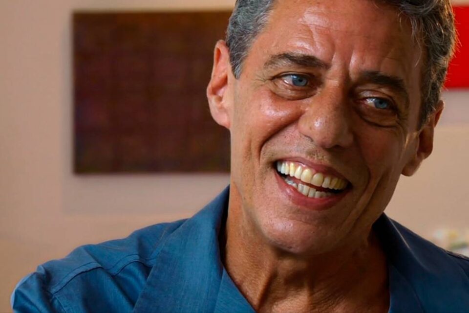 Chico Buarque receberá R$ 40 mil de Eduardo Leite por danos morais