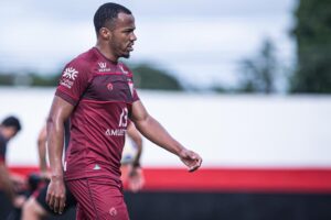 Marlon Freitas treinando no CT do Dragão