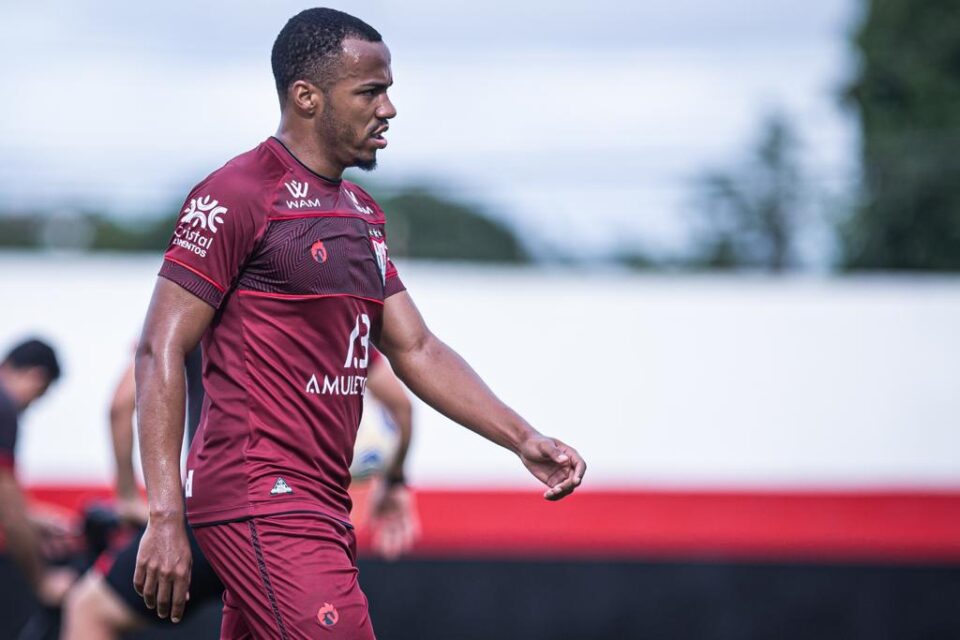 Marlon Freitas treinando no CT do Dragão
