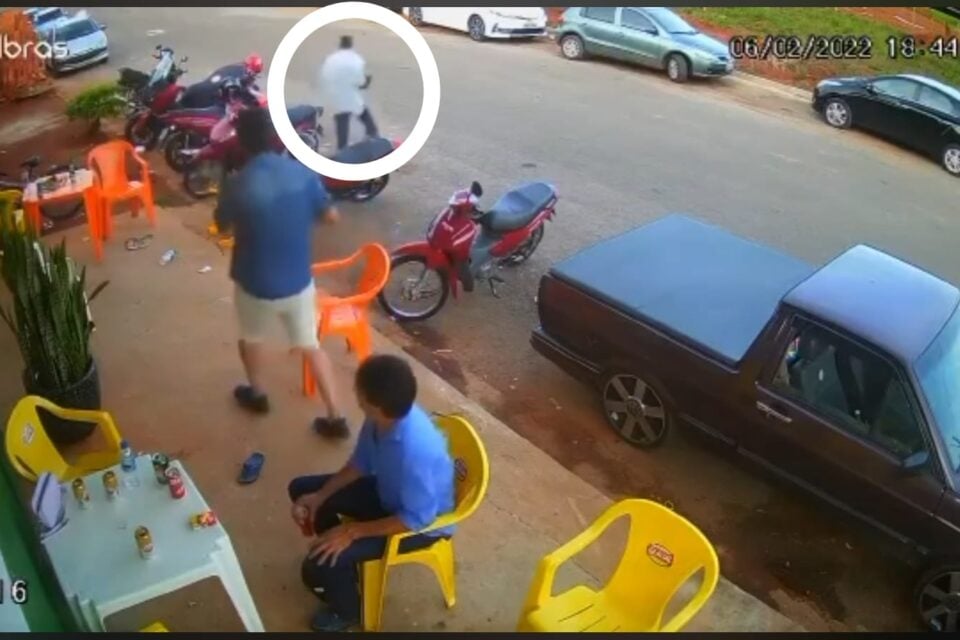 Após efetuar cerca de seis disparos contra a vítima, suspeito guarda a arma na cintura e foge 