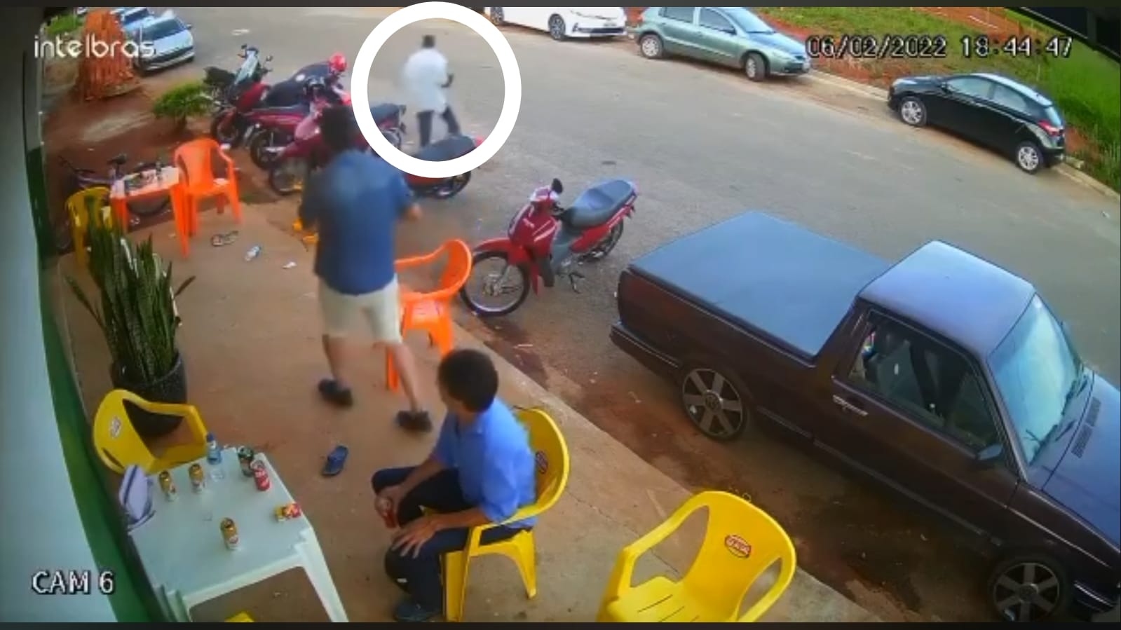 Após efetuar cerca de seis disparos contra a vítima, suspeito guarda a arma na cintura e foge 