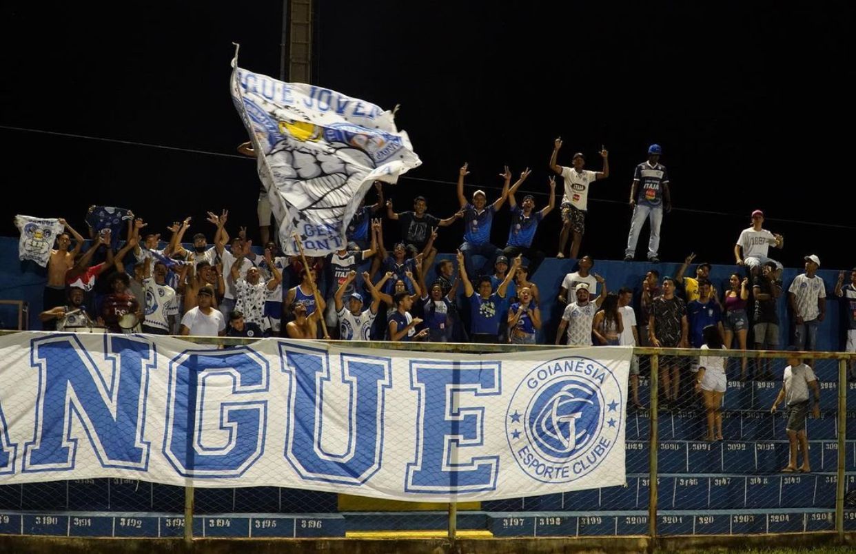 Torcida do Goianésia no Valdeir José de Oliveira